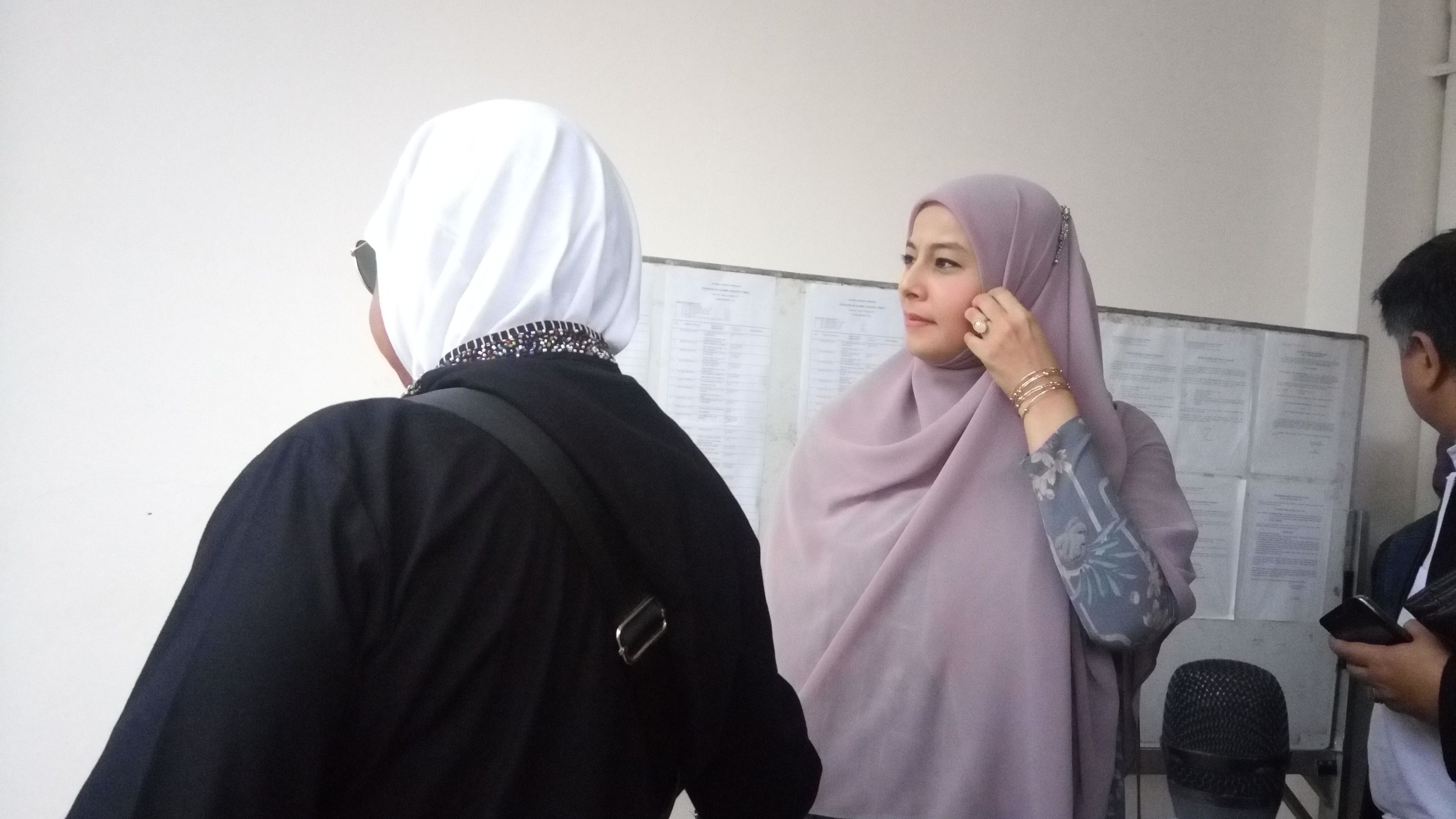 Hijab Ungu Istri Al Habsyi