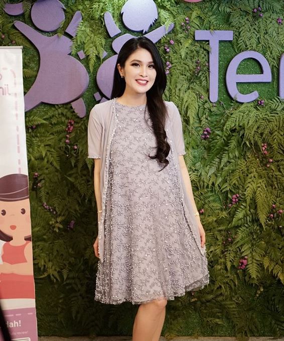 Hamil Tua, Sandra Dewi Makin Cantik