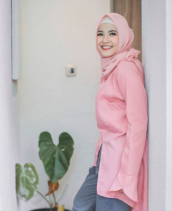 Gaya Hijab Natasha Rizki, Cantik dan Modis  