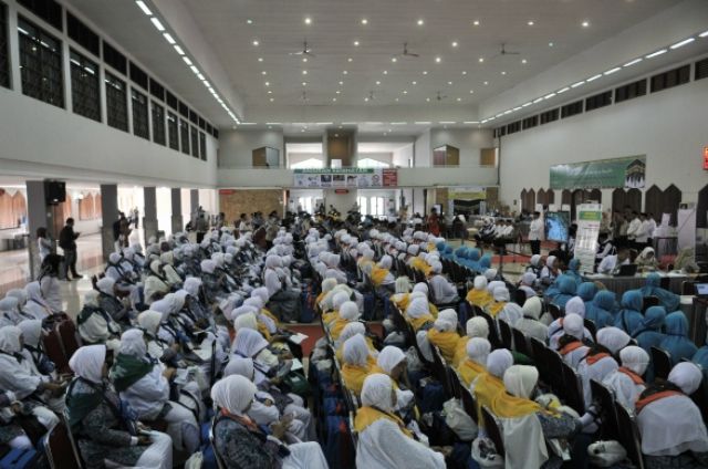 Jemaah Haji Sebelum Diberangkatkan dari Asrama Pondok Gede