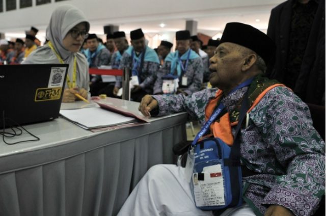 Jemaah Haji Sebelum Diberangkatkan dari Asrama Pondok Gede