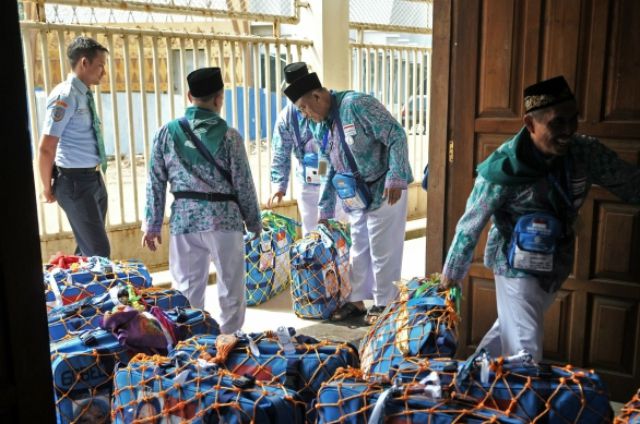 Jemaah Haji Sebelum Diberangkatkan dari Asrama Pondok Gede