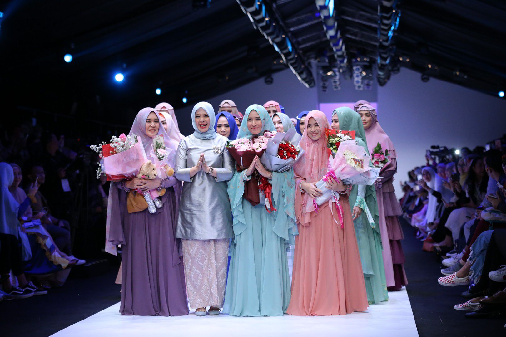 Penampilan Pesohor yang Jadi Muse Desainer di Runway JFW 2019