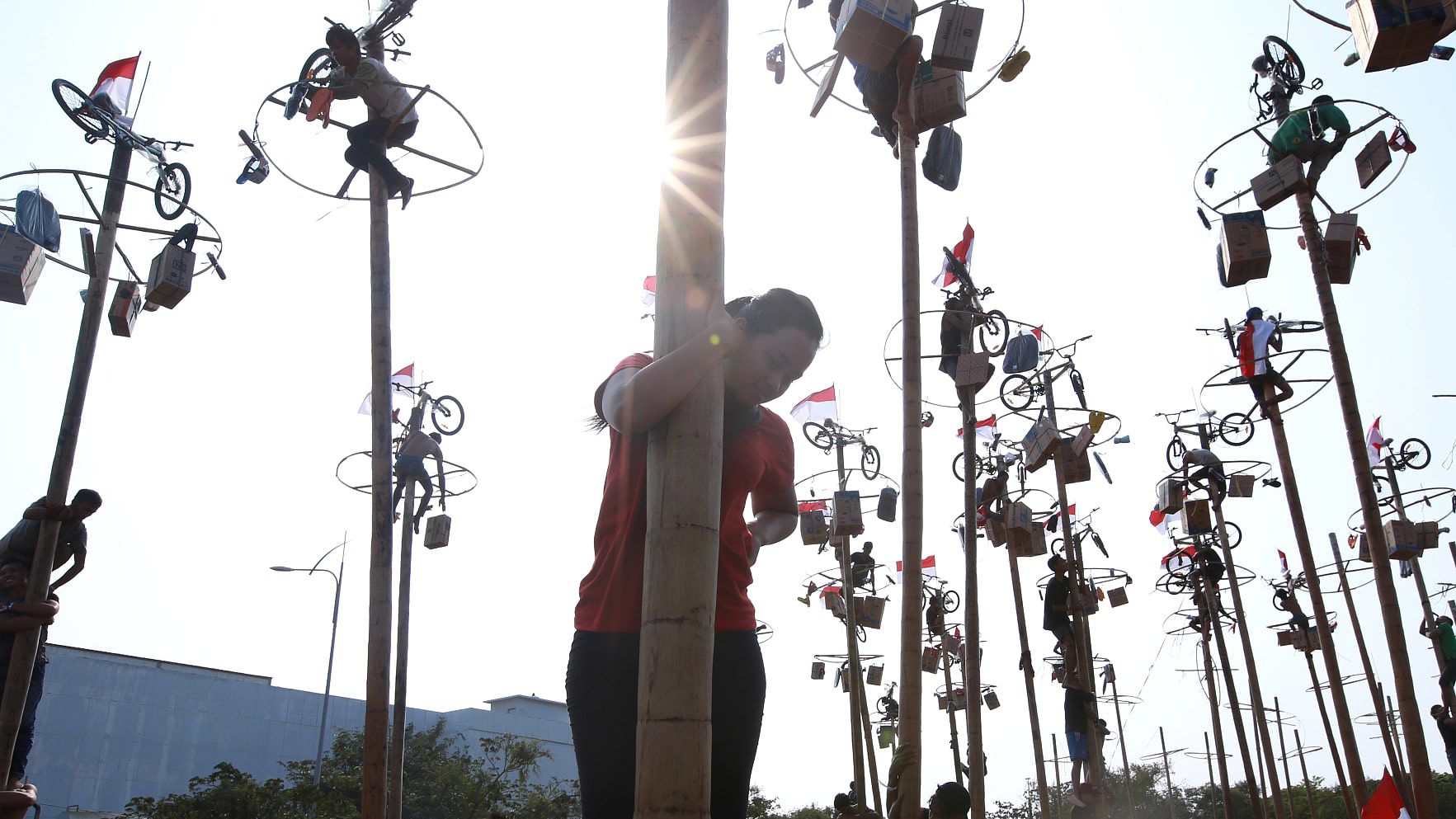 Foto: Berlumur Oli, 3 Bule Cantik Ikut Panjat Pinang di Ancol