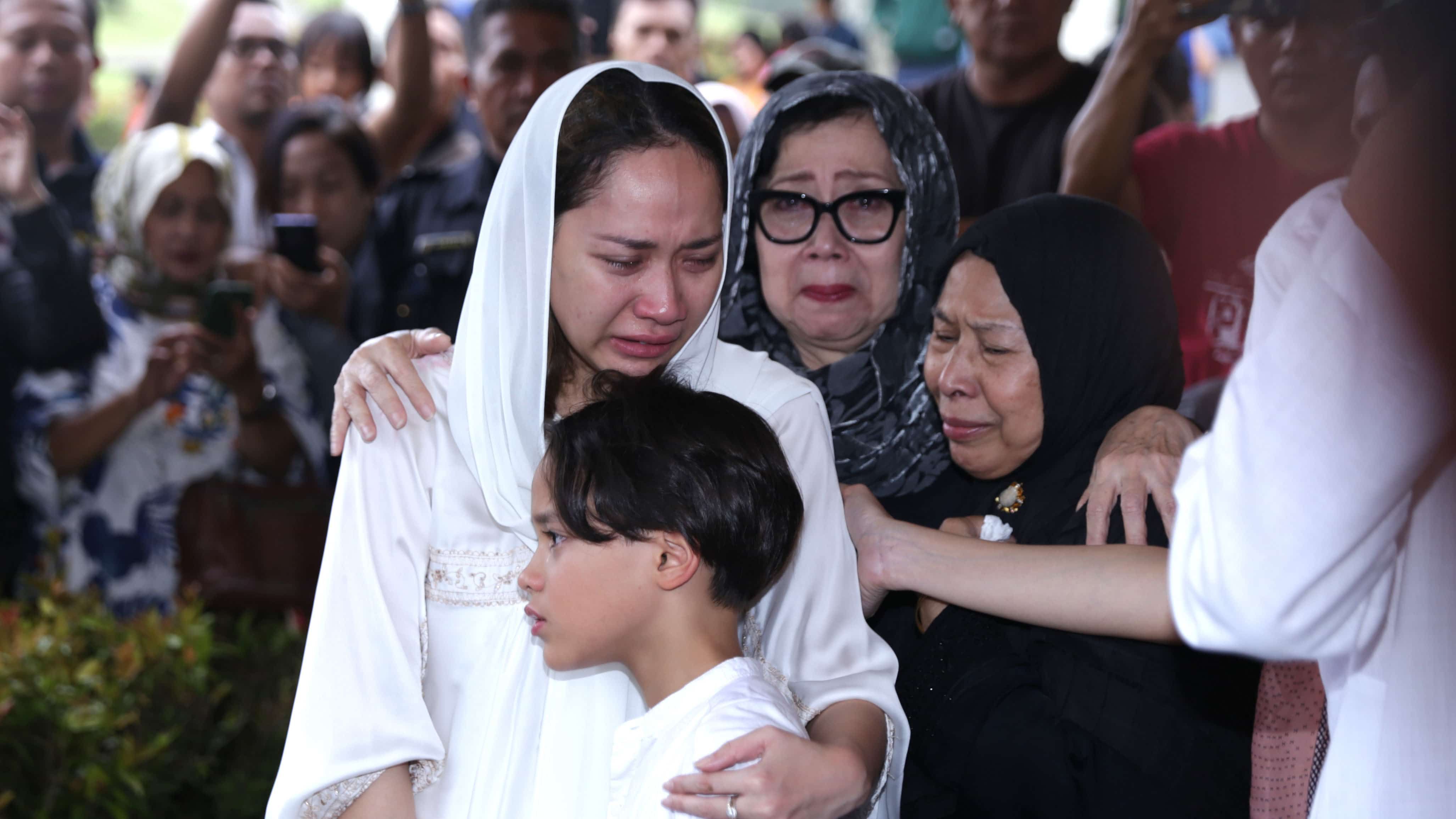 Tangis Bcl Pecah Di Samping Jenazah Ashraf Sinclair 4890