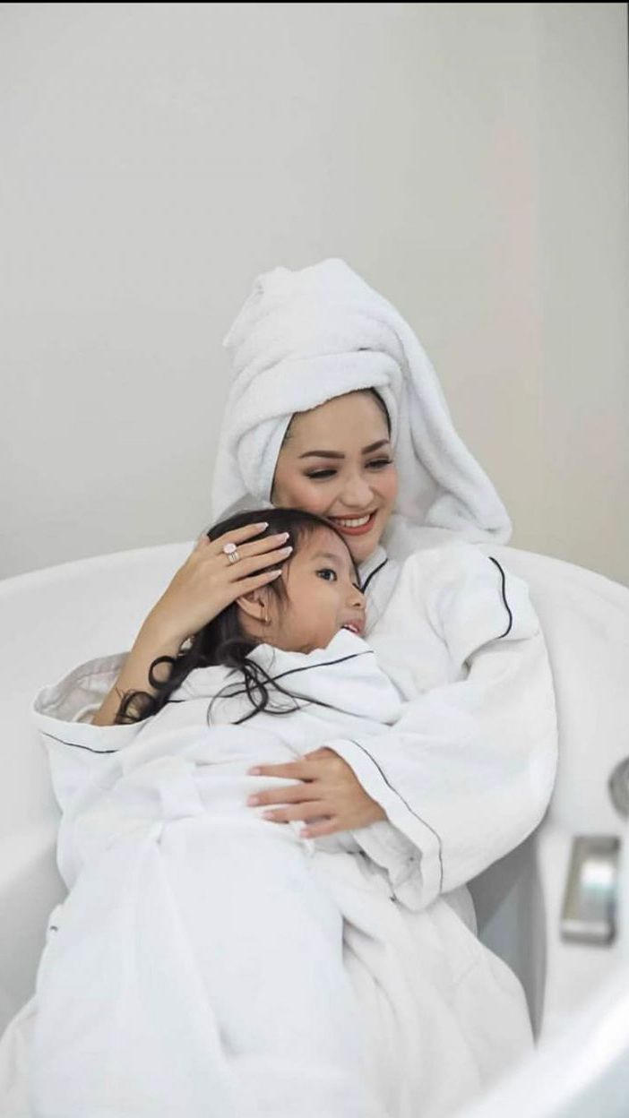 Mengintip Deretan Pose Manja 5 Seleb Cantik dalam Bathtub