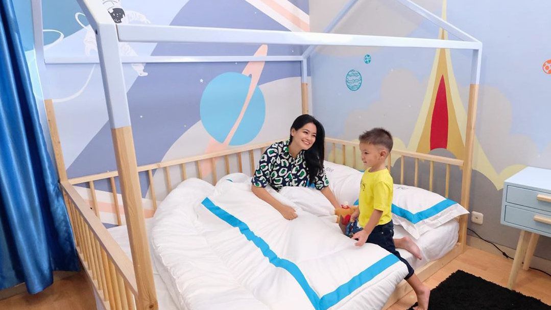 5 Potret Kamar Anak Titi Kamal Bertema Luar Angkasa, Keren!