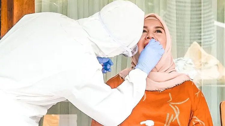 Potret Ekspresi 5 Seleb Jalani Swab Test Covid-19, Bikin Ngilu