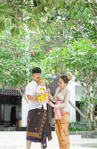 Potret Memukau Shandy Aulia Berbusana Adat Bali