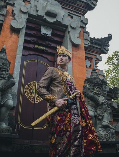 Gagah Potret Verrell Bramasta Kenakan Baju Adat Bali 1750