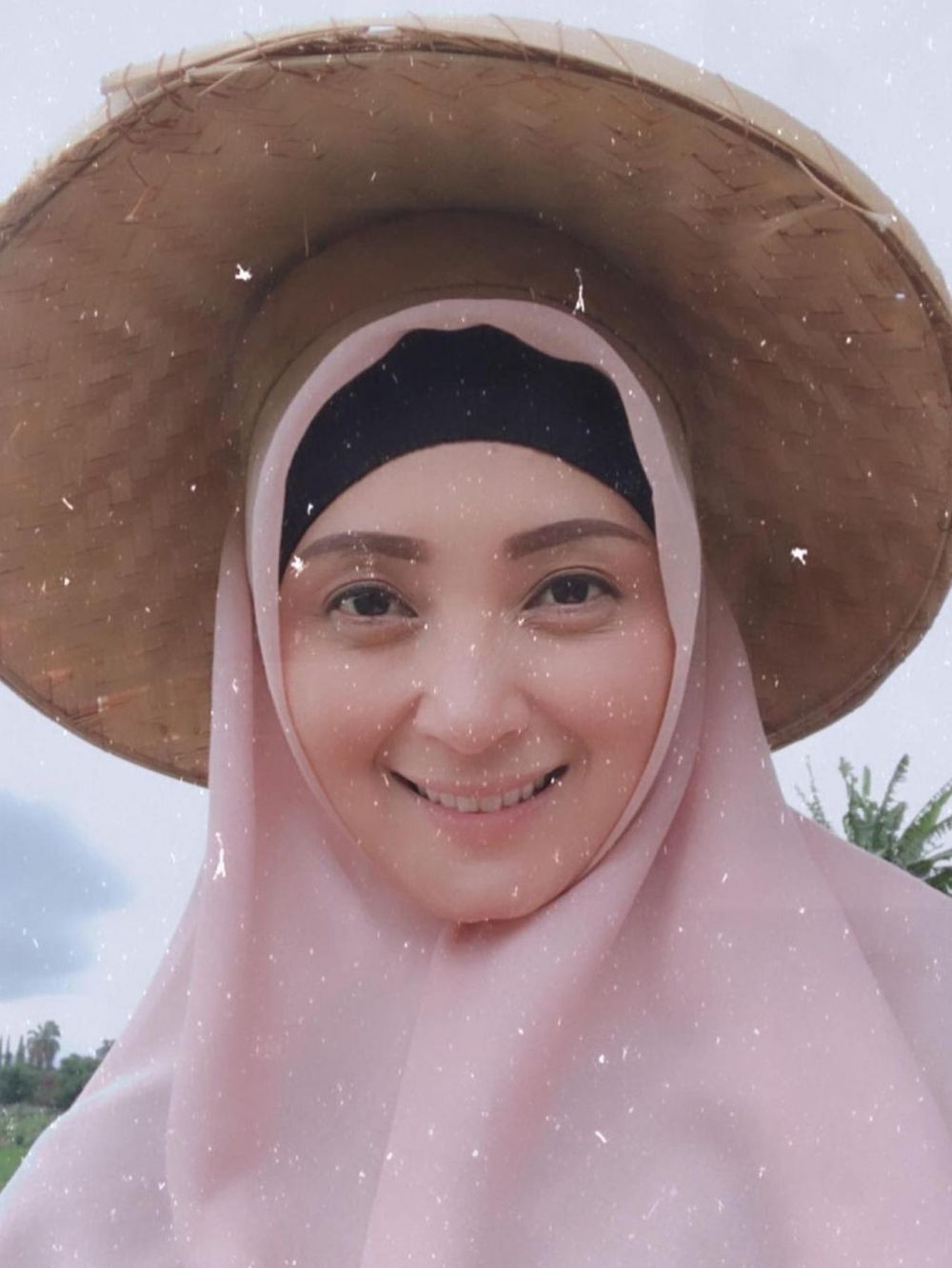 Potret Della Puspita Berhijab, Cantik Banget dan Awet Muda!