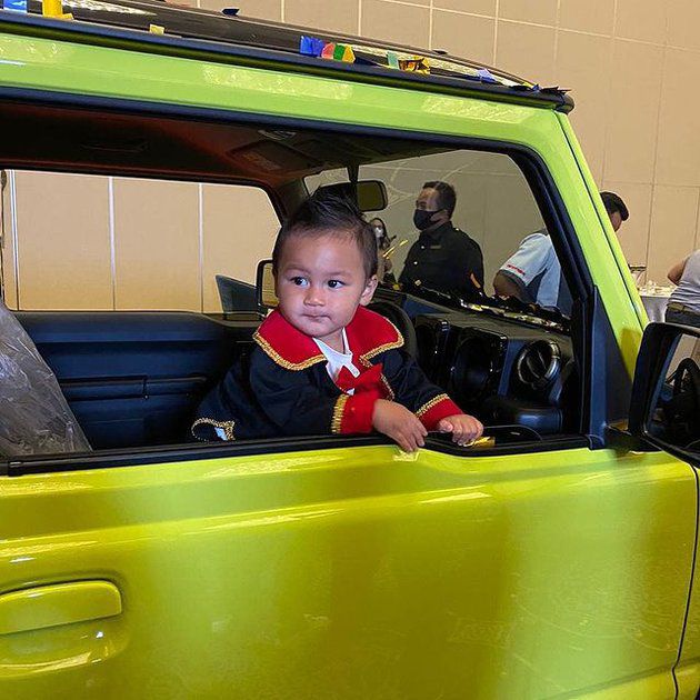 Gaya Kiano 'Test Drive' Mobil Baru Hadiah Ultah