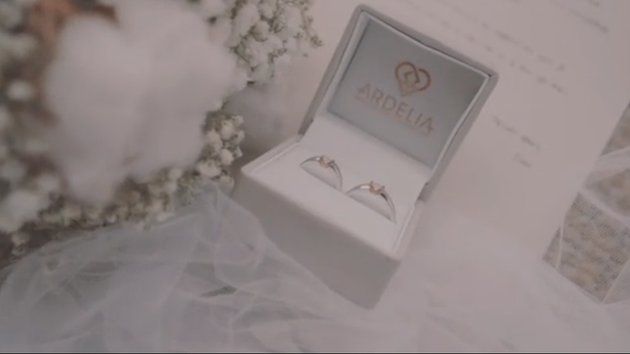 Potret Ivan Gunawan dan Bella Kenakan Baju Pengantin