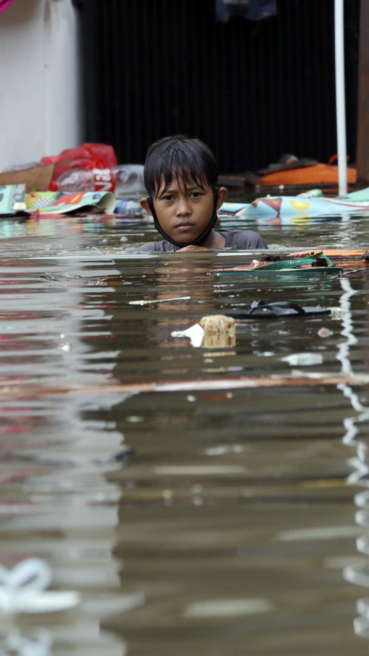 FOTO: Banjir di Pemukiman Halim Setinggi Leher Orang Dewasa