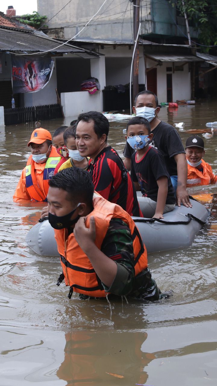 FOTO: Banjir di Pemukiman Halim Setinggi Leher Orang Dewasa