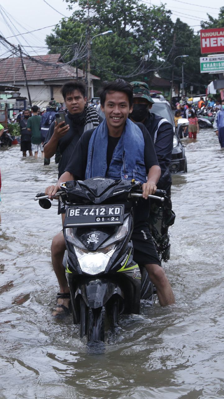 FOTO: Banjir di Pemukiman Halim Setinggi Leher Orang Dewasa