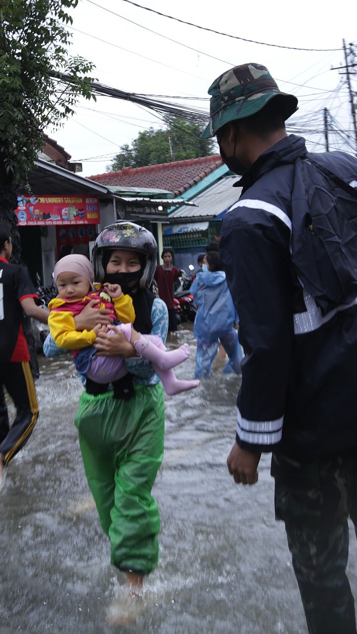 FOTO: Banjir di Pemukiman Halim Setinggi Leher Orang Dewasa