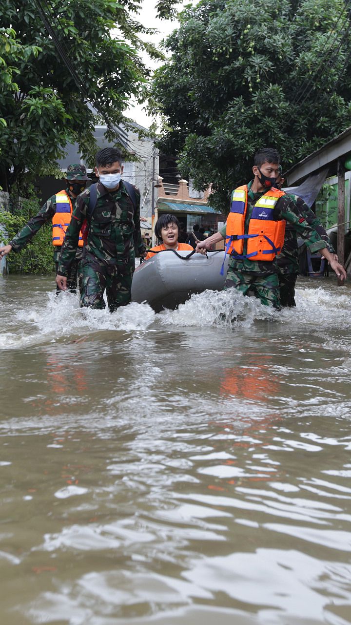 FOTO: Banjir di Pemukiman Halim Setinggi Leher Orang Dewasa