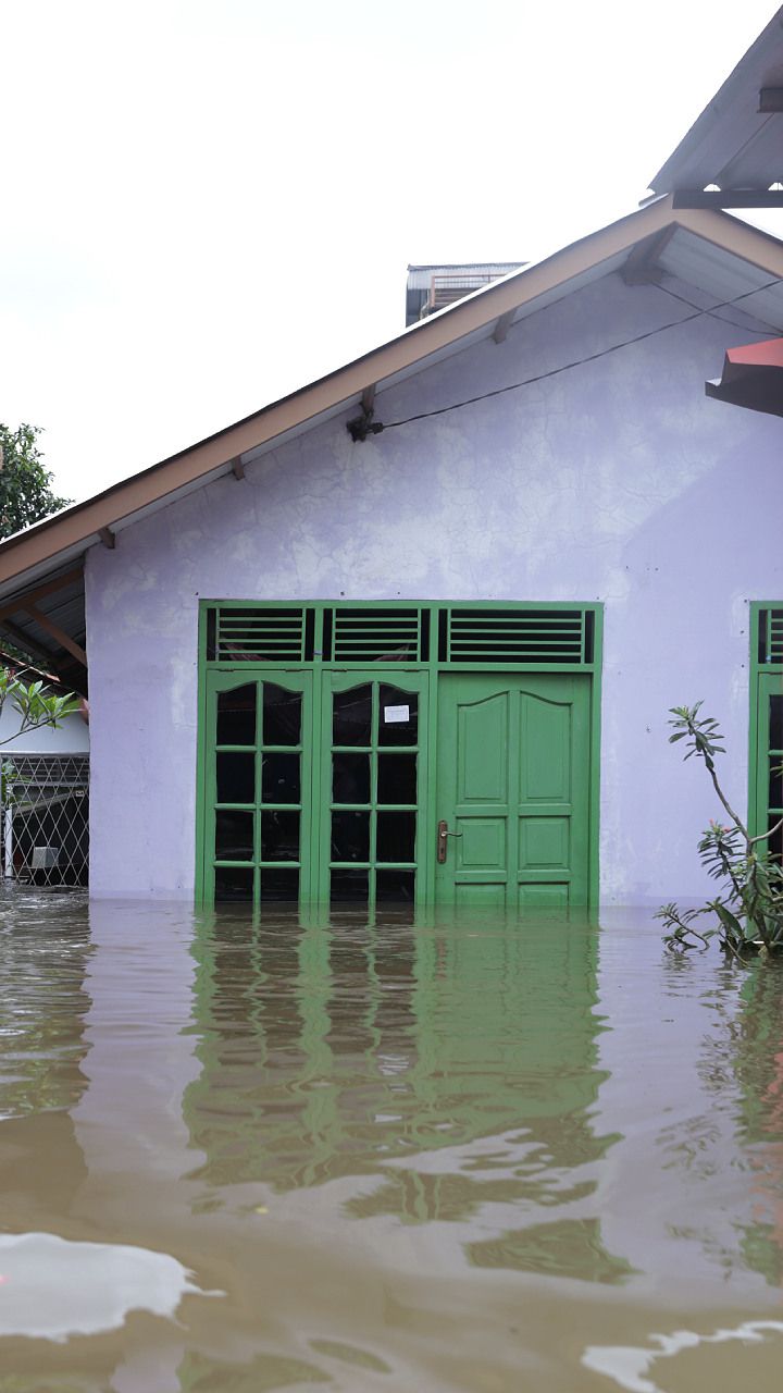 FOTO: Banjir di Pemukiman Halim Setinggi Leher Orang Dewasa