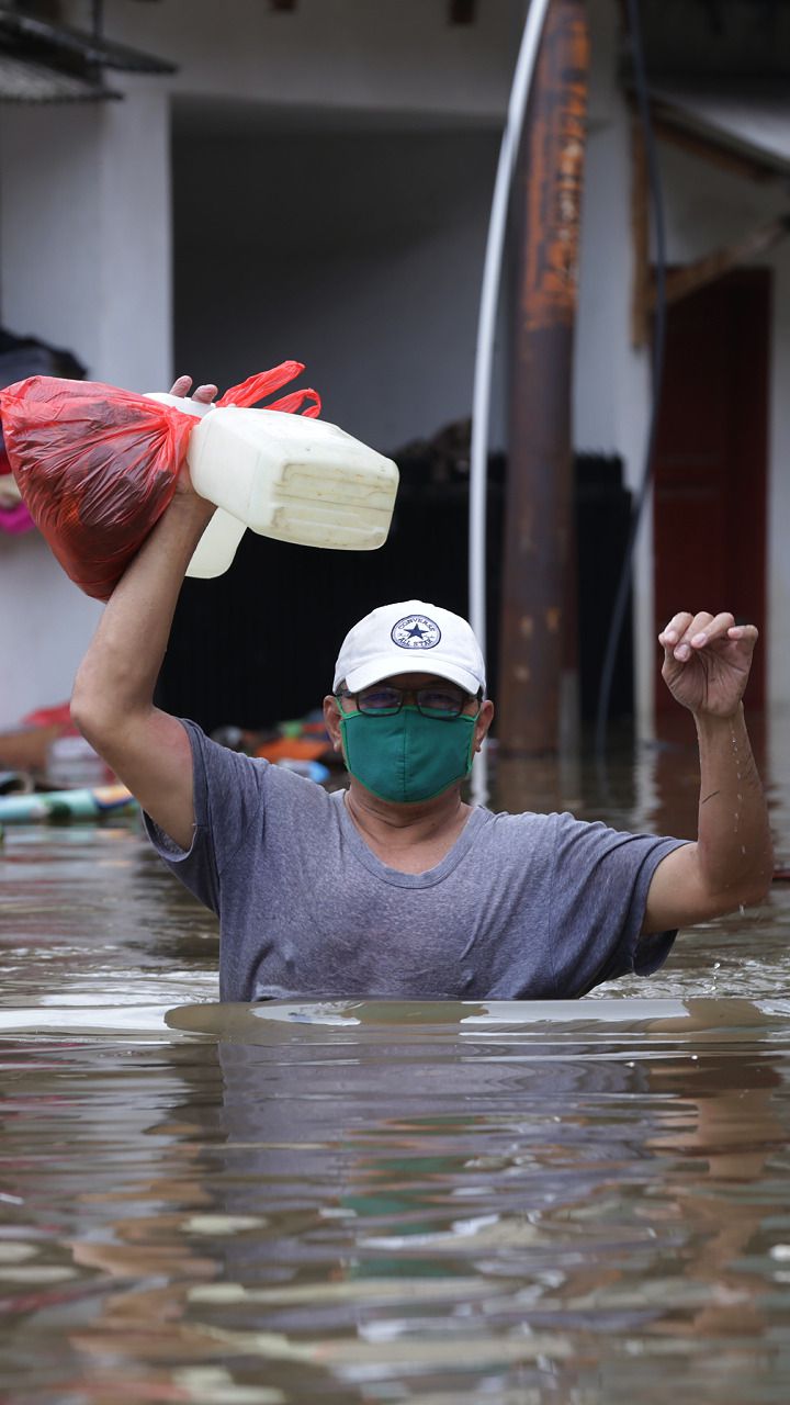 FOTO: Banjir di Pemukiman Halim Setinggi Leher Orang Dewasa