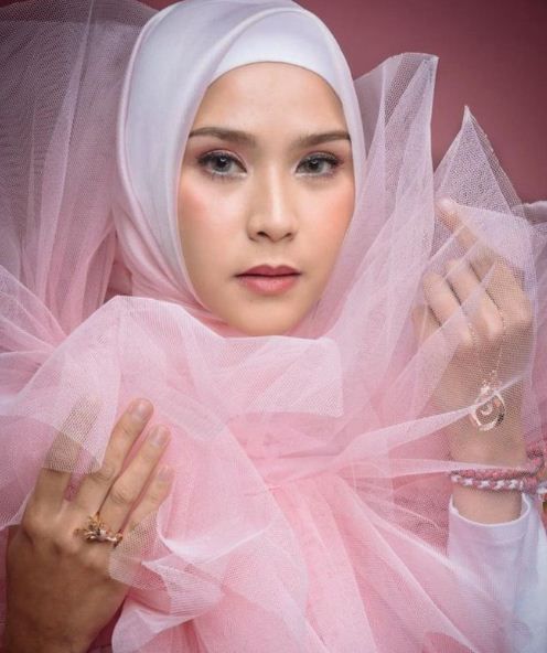 7 Gaya Hijab Zaskia Mecca Saat Photoshoot, Jadi Tren Baru