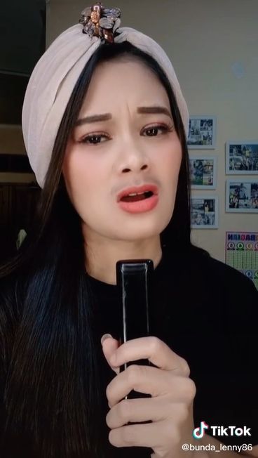 8 Foto Lenny ‘Kembaran’ Iis Dahlia di Tiktok, Semuanya Mirip!