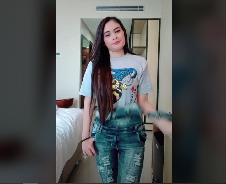 8 Foto Lenny ‘Kembaran’ Iis Dahlia di Tiktok, Semuanya Mirip!