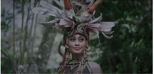 Pesona Novia Bachmid Pakai Baju Adat di Wonderland Indonesia