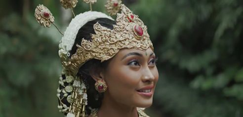 Pesona Novia Bachmid Pakai Baju Adat di Wonderland Indonesia