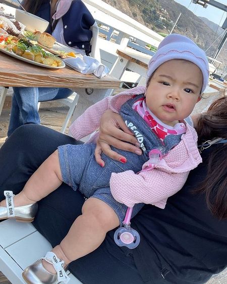 8 Potret Baby Korra, Anak Adinda Bakrie yang Fashionable Abis