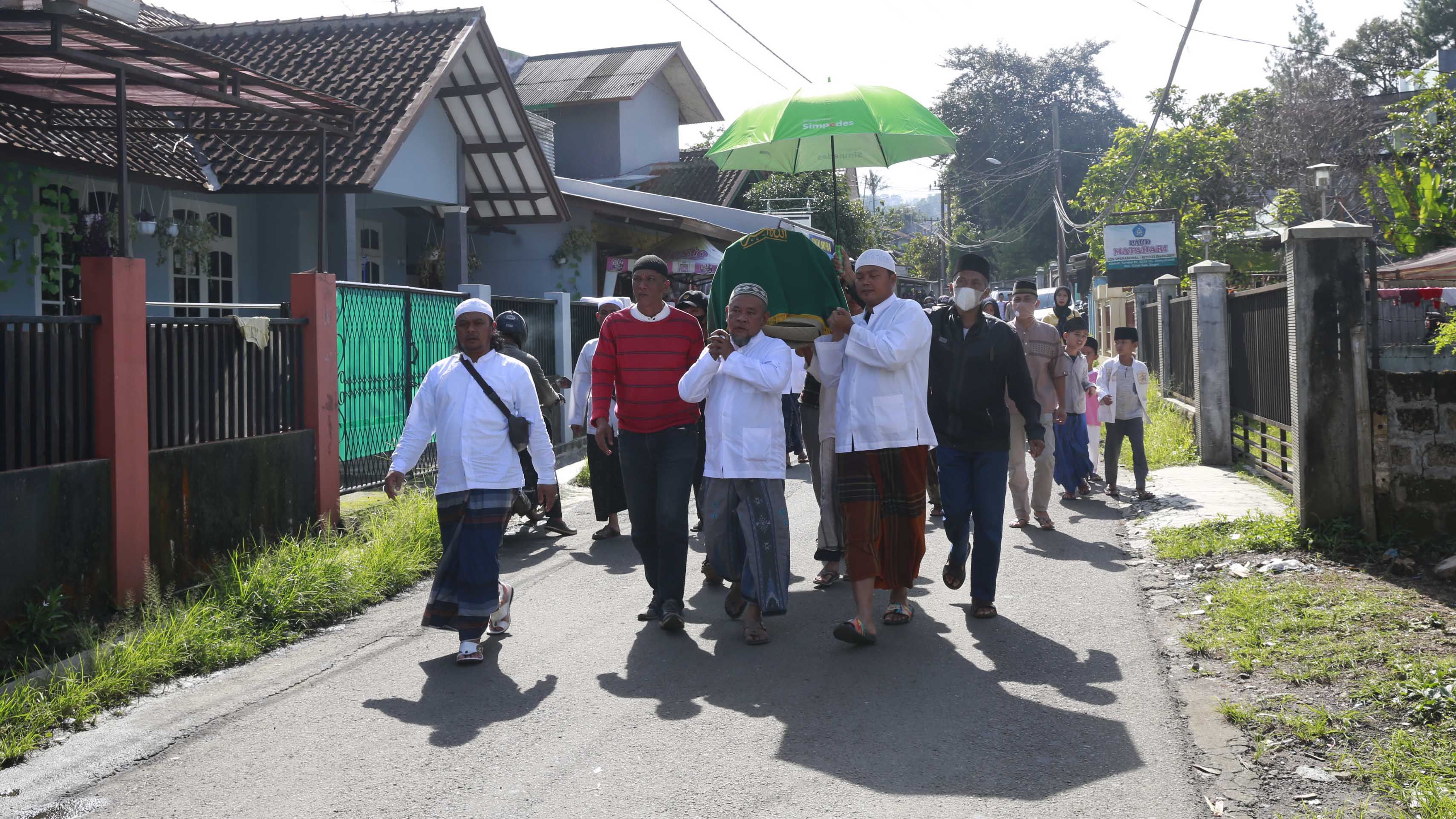 Tangis di Pusara Hanna Kirana