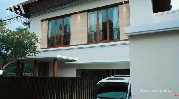 10 Foto Mewahnya Rumah Baru Lesty & Rizky Billar, Garasi Mobilnya Bikin Atta-Aurel Syok!