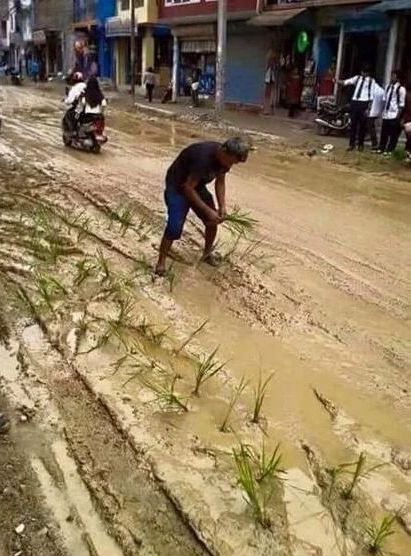 10 Potret Jalanan di Gang Permukiman Ini Bikin Geleng Kepala, Aneh Banget!