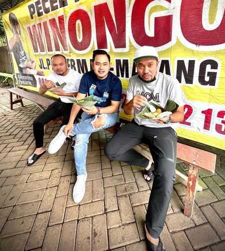 Adu Gaya 9 Crazy Rich Indonesia Makan di Warung Kaki Lima, Istri Juragan99 Keren Banget!