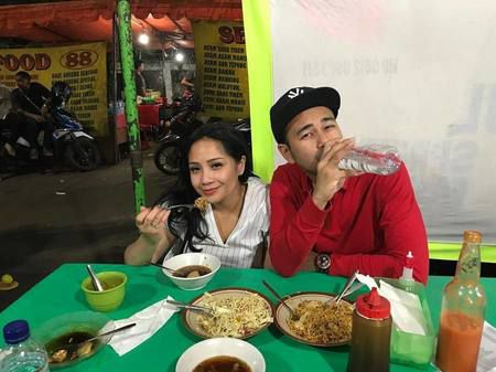 Adu Gaya 9 Crazy Rich Indonesia Makan di Warung Kaki Lima, Istri Juragan99 Keren Banget!
