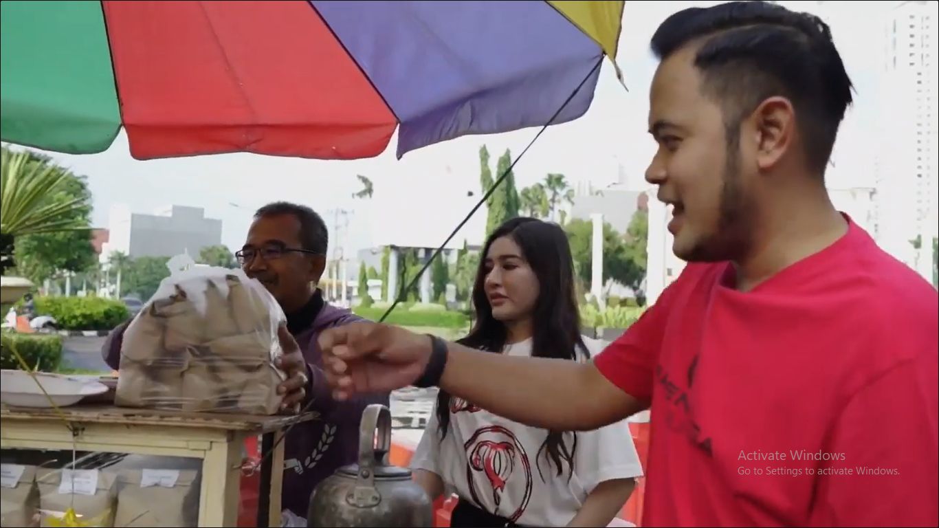 Adu Gaya 9 Crazy Rich Indonesia Makan di Warung Kaki Lima, Istri Juragan99 Keren Banget!