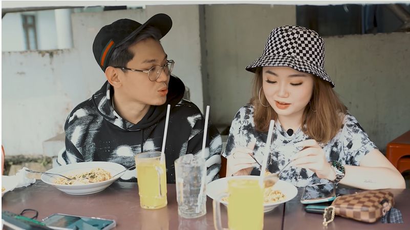 Adu Gaya 9 Crazy Rich Indonesia Makan di Warung Kaki Lima, Istri Juragan99 Keren Banget!