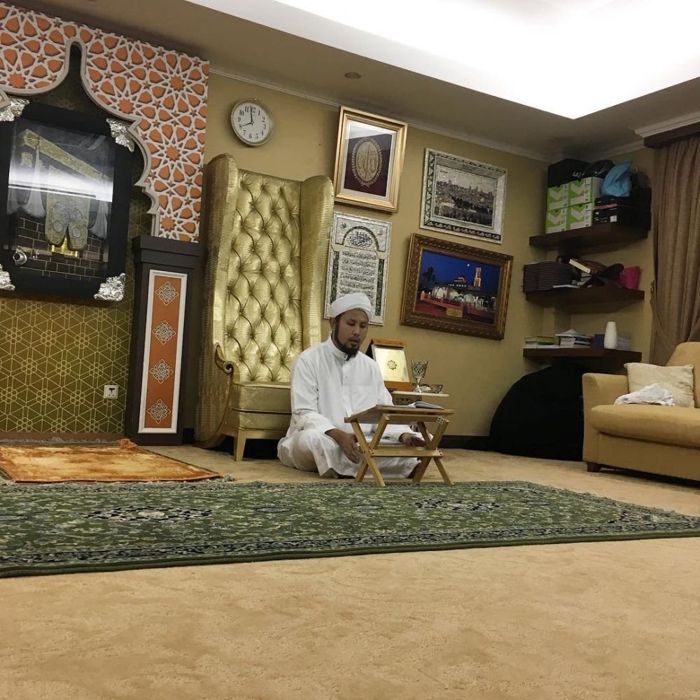 10 Potret Mushola di Rumah Mewah Artis 'Sultan', Ada yang Ngambang di Atas Air