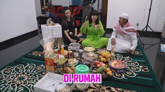 10 Potret Rumah Orangtua Dinar Candy di Kampung, Bak Bumi & Langit dengan Huniannya di Jakarta