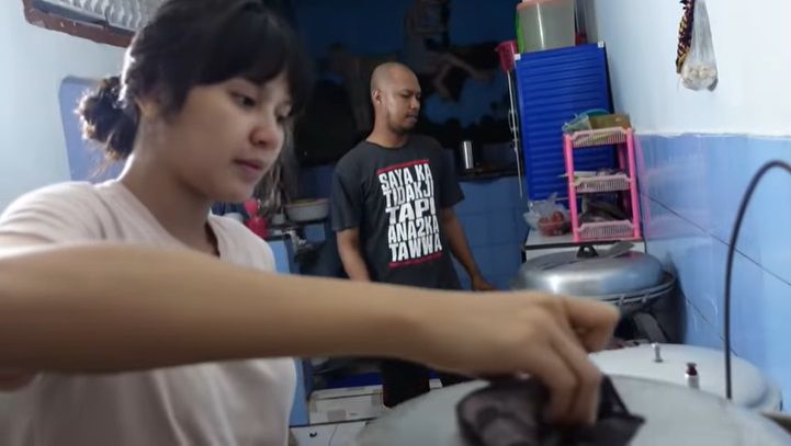 Mudik Ke Kampung Halaman Arie Kriting, Indah Permatasari Pilih Naik Kapal, Ternyata Rumahnya Luas Banget!