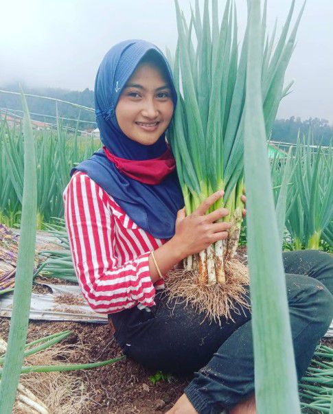 Ingat Biduan ‘Hot’ Novi Listiana, Nasibnya Berubah Drastis Kini Jadi Petani, Lihat 8 Potretnya