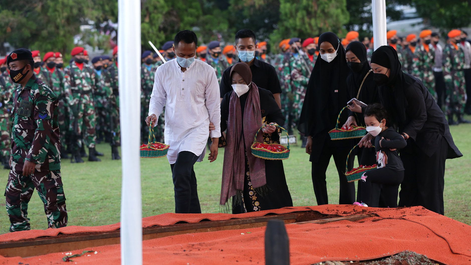 FOTO: Suasana Haru Iringi Pemakaman Menpan RB Tjahjo Kumolo