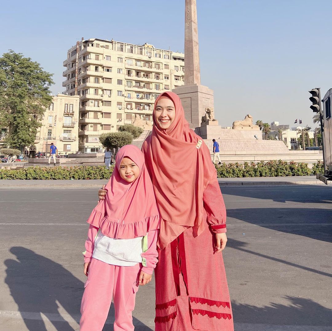 Potret Maryam Nusaibah, Anak Oki Setiana Dewi Sekolah di Mesir, Jadi Murid Paling Muda di Antara Teman Sekelasnya