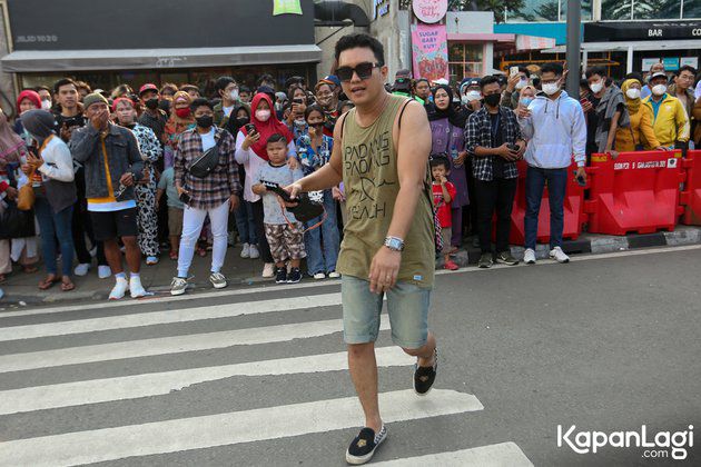 5 Potret Aldi Taher Bergaya di Citayam Fashion Week, Teriak Kangen Dewi Perssik