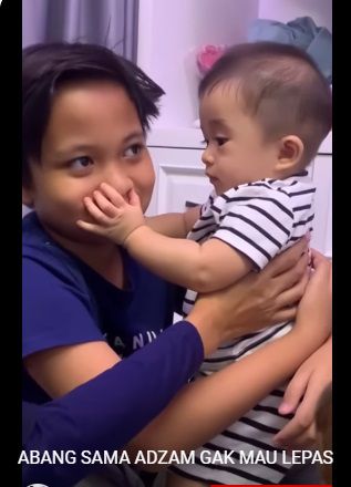 Momen Pertemuan Ferdy dan Baby Adzam, Wajah Sendunya Bikin Hati Nyesek!