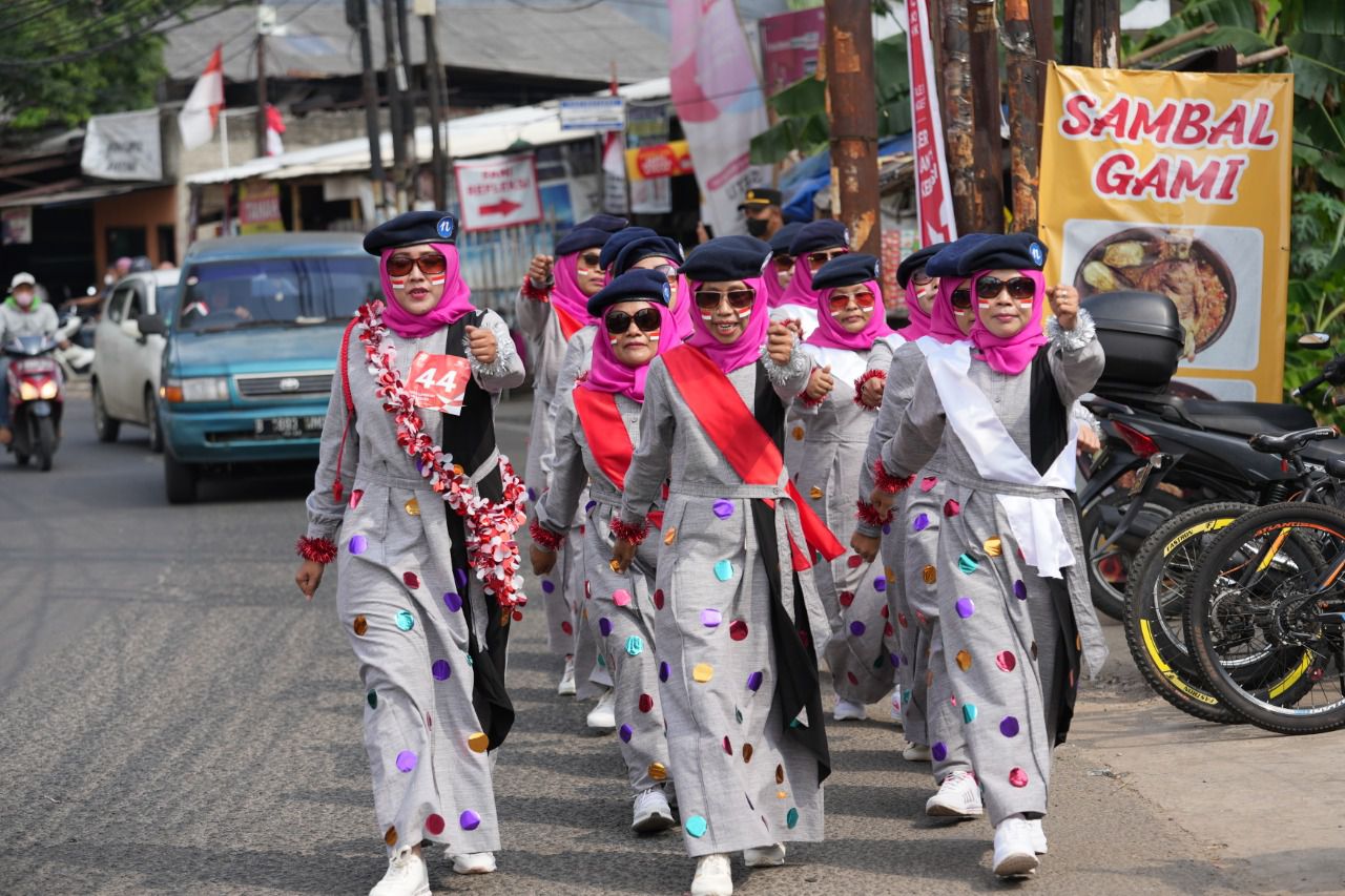 Potret Ratusan Emak Emak Ikut Lomba Gerak Jalan