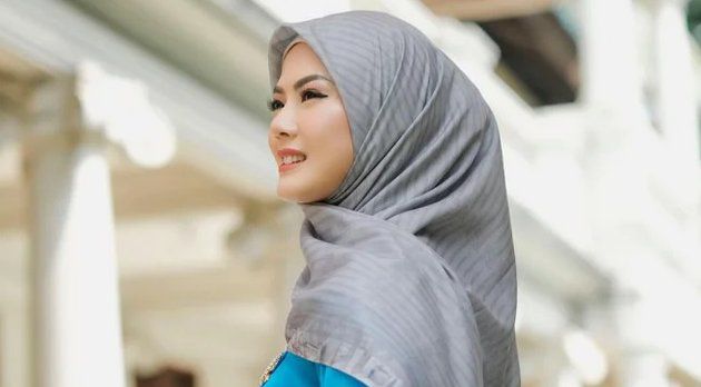Jarang Tersorot, Potret Nita Gunawan dalam Balutan Hijab