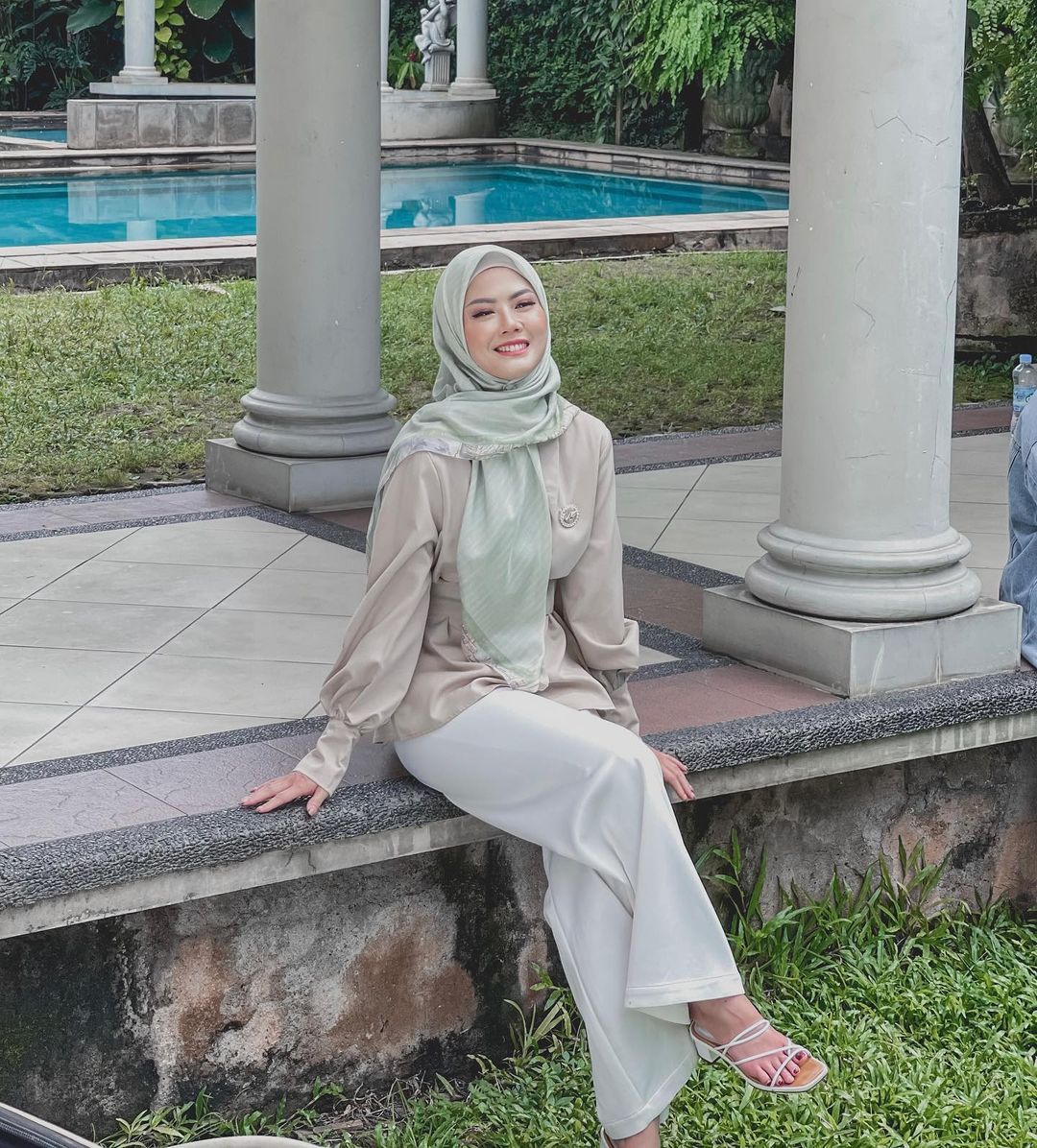 Jarang Tersorot, Potret Nita Gunawan dalam Balutan Hijab