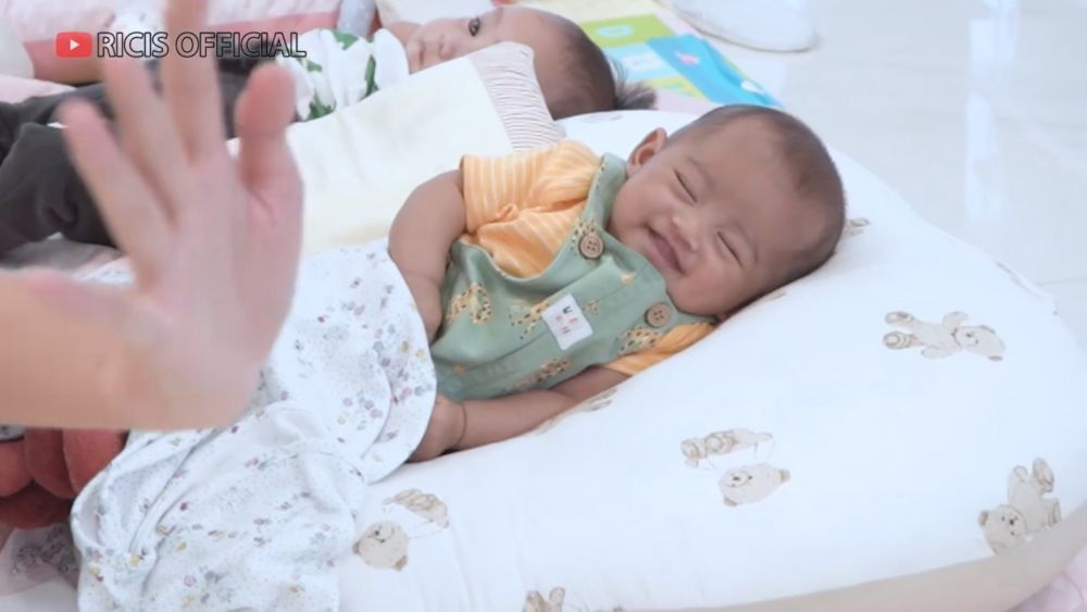 8 Potret Kocak Lucinta Luna `Culik` Baby Moana, Ditukar Bayi Lain Sampai Tidur di Jalanan!