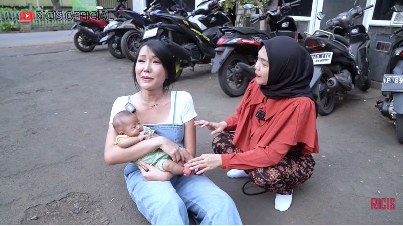 8 Potret Kocak Lucinta Luna `Culik` Baby Moana, Ditukar Bayi Lain Sampai Tidur di Jalanan!